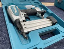 1 x MAKITA Air Powered Brad Nailer - Ref: LB210 - CL1019 - Location: Waltham Abbey EN9Collection