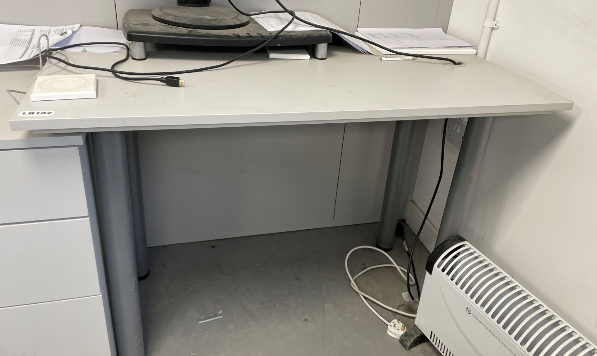 1 x Office Desk And 3-Drawer Unit - Ref: LB182 - CL1019 - Location: Waltham Abbey EN9Details: - Image 4 of 10