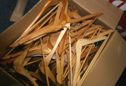 1 x Box Of 100 Quality Wooden Hangers - Ref: 126 - CL1030 - Location: Anglesey LL77Collection
