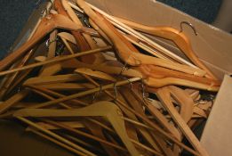 1 x Box Of 100 Quality Wooden Hangers - Ref: 128 - CL1030 - Location: Anglesey LL77Collection