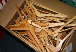 1 x Box Of 100 Quality Wooden Hangers - Ref: 127 - CL1030 - Location: Anglesey LL77Collection