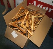 1 x Box Of 101 Quality Wooden Hangers - Ref: 124 - CL1030 - Location: Anglesey LL77Collection