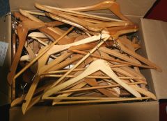 1 x Box Of 100 Quality Wooden Hangers - Ref: 125 - CL1030 - Location: Anglesey LL77Collection