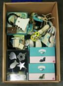1 x Box Of Miscellaneous Retail Items Including Porcelain Figures And Framed Picture - Ref: 159 -