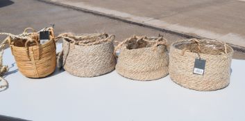 4 x Hanging Plant Pots - Ref: GTC628/GTCC14 - CL1017 - Location: Altrincham WA14Condition Report: