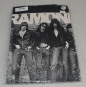 1 x Ramones 'Band photo' Band T-Shirt - Size: XXL