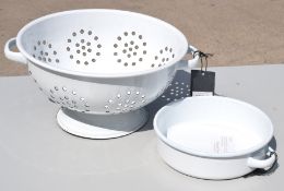 1 x Colander And Pie Dish - Ref: GTC749/GTCC18 - CL1017 - Location: Altrincham WA14Condition