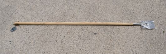 1 x Garden Hoe - Ref: GTC721/GTCC18 - CL1017 - Location: Altrincham WA14Condition Report:Supplied as
