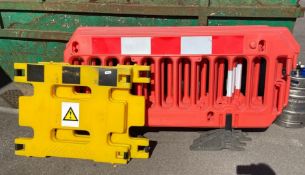 1 x Job Lot of Interlocking Safety Barriers Includes 4 x Red Barriers and 2 x Yellow Fold Out