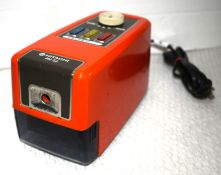 1 x Vintage Hitachi PH-52 Japanese Electric Pencil Sharpener Dimensions: H11 x W20 x D9 cms - Ref: