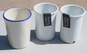 3 x Toothbrush Holders - Ref: GTC641/GTCC14 - CL1017 - Location: Altrincham WA14Condition Report: