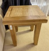1 x Chunky Solid Oak Wooden Lamp / Side Table - Ref: AAS154 / OCC-LNG - CL1049 - NO VAT ON THE