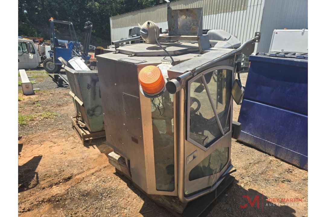 APPLIED SWEEPERS INC 525 GREEN MACHINE CAB - Image 4 of 7
