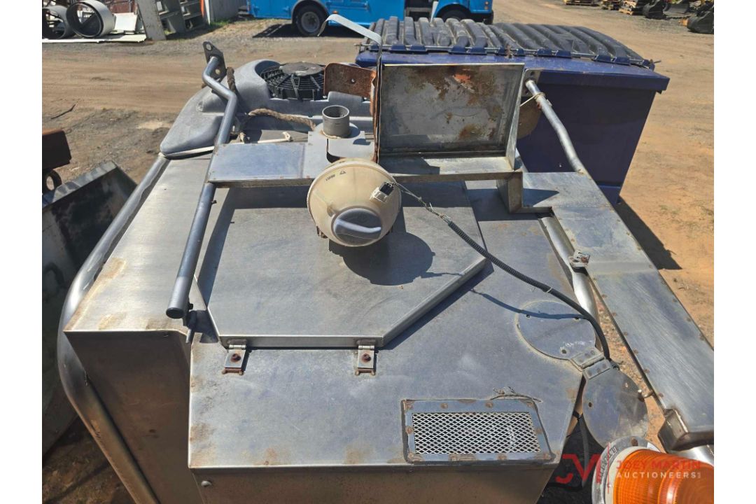 APPLIED SWEEPERS INC 525 GREEN MACHINE CAB - Image 7 of 7