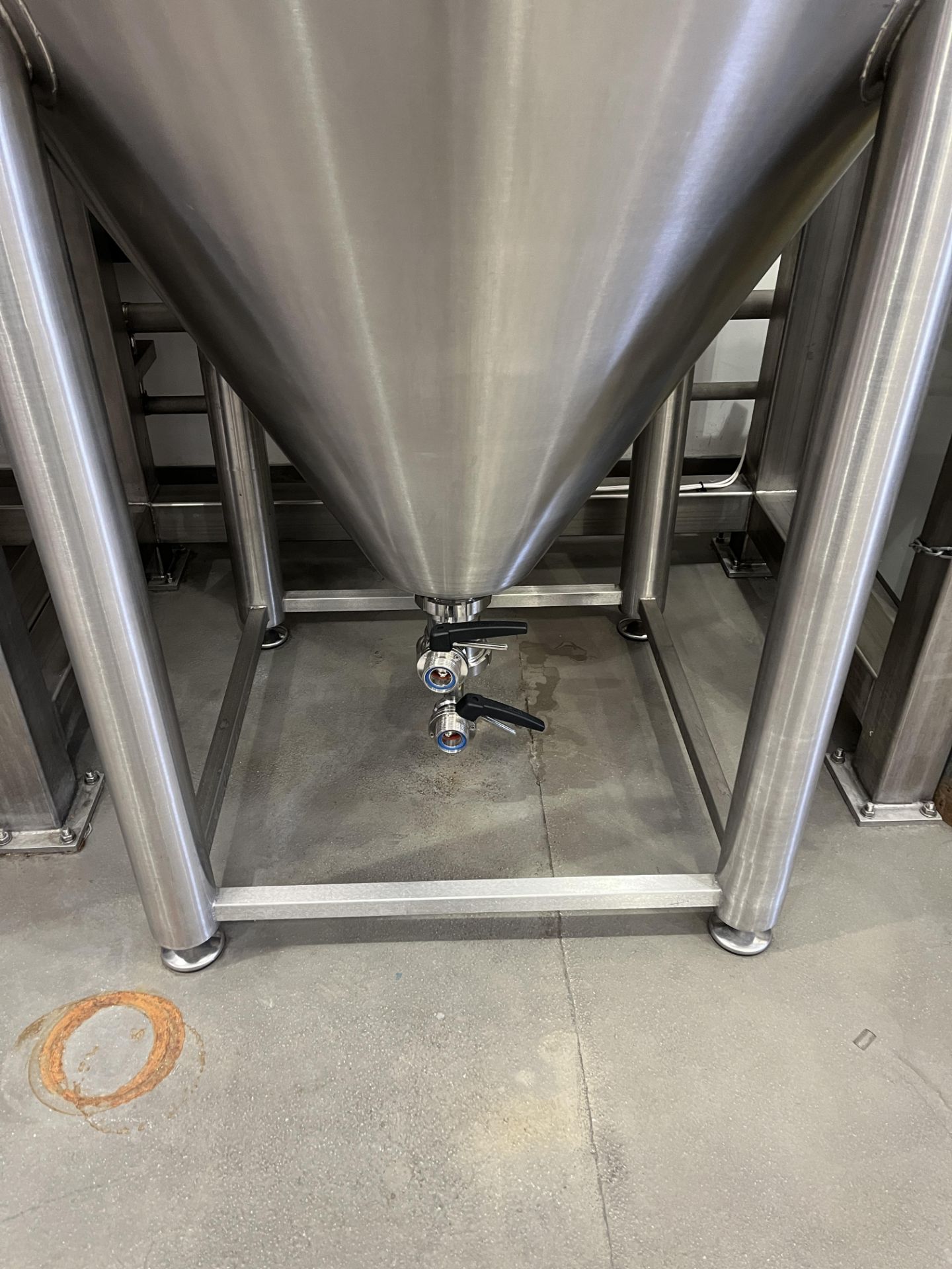 Simatec 2 x 3000L Stacked Fermenting Tanks with Hopper - Image 4 of 7