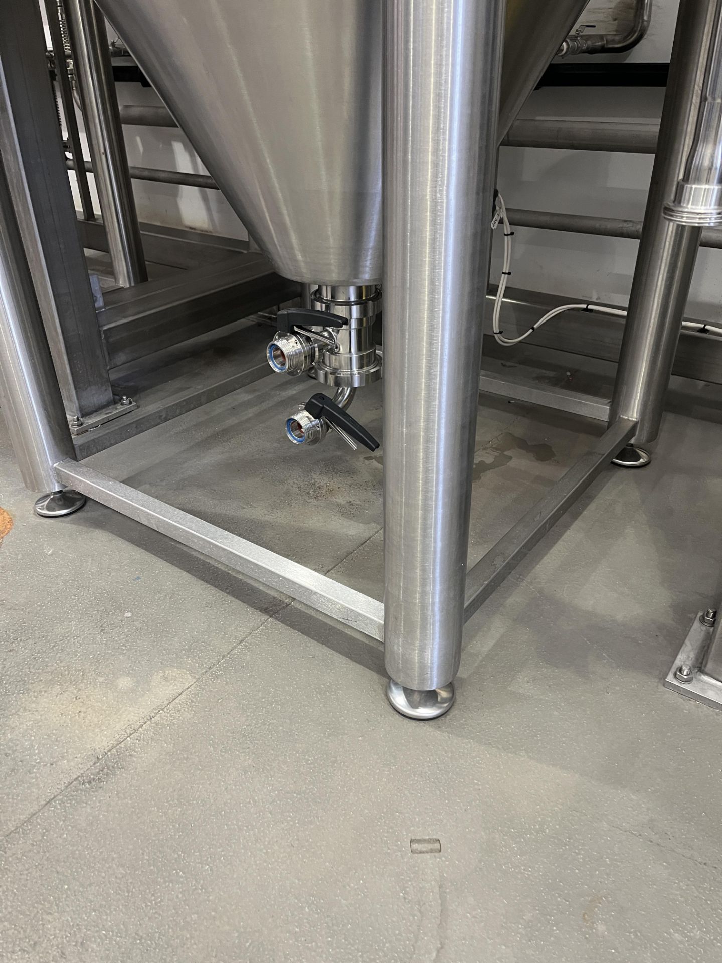 Simatec 2 x 3000L Stacked Fermenting Tanks with Hopper - Image 5 of 7