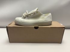 Novestra Star Master 10 White - UK 6 - X472002-10Y10Y110 RRP 59