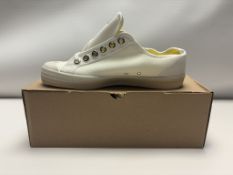 Novestra Star Master 10 White - UK 10 - X472002-10Y10Y110 RRP 59