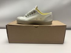 Novestra Star Master 10 White - UK 4 - X452002-10Y10Y110 RRP 59