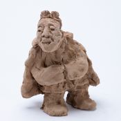 Li Xiaochao1968 Xianyang - Man with folded coat - clay. H. 20 cm. Signed with a press mark on the