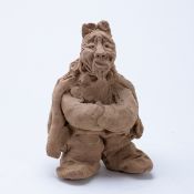 Li Xiaochao1968 Xianyang - Man with folded coat - Clay. H. 22,5 cm. Signed with a press mark on