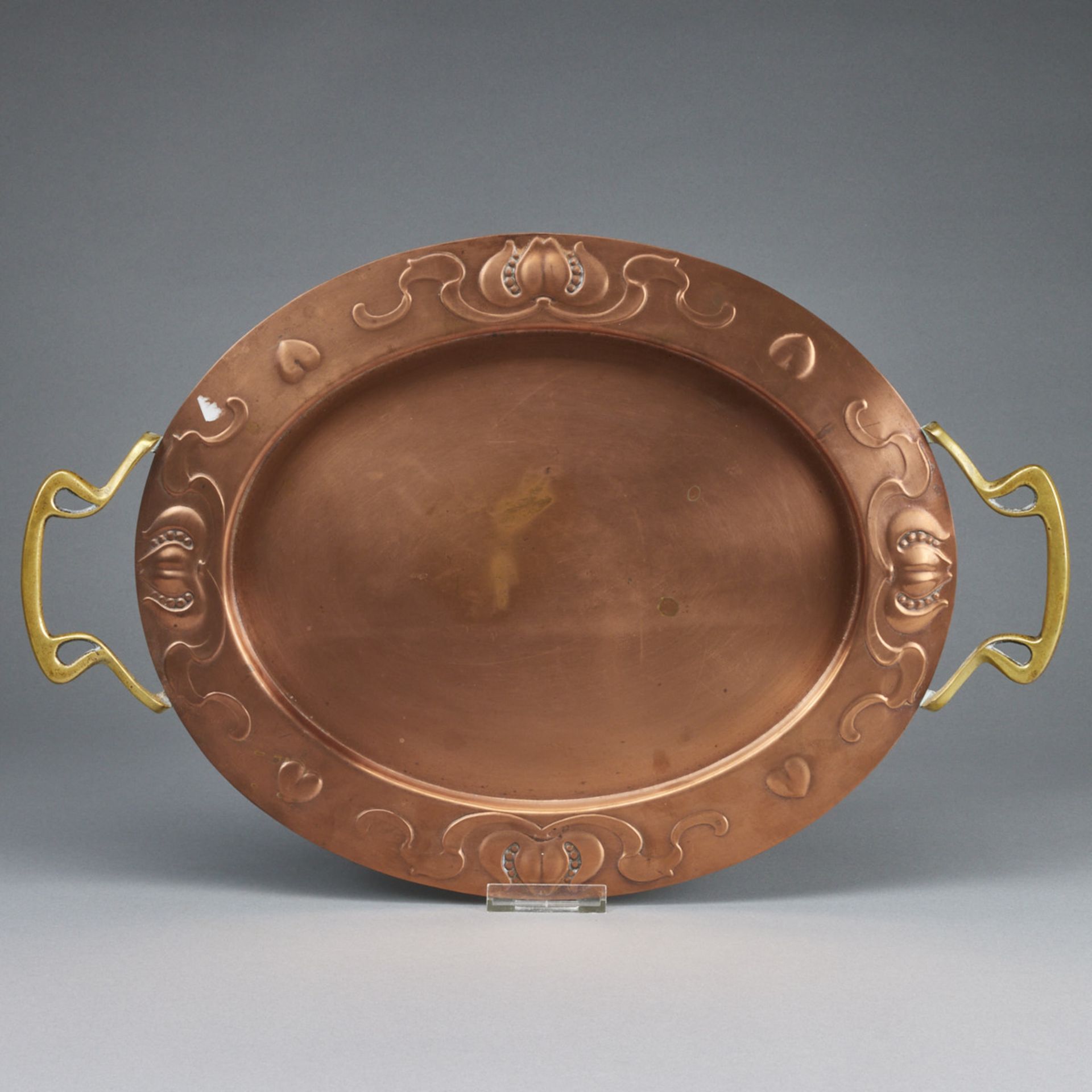 Jugendstil Tablett mit Seerosendekor. Um 1900.