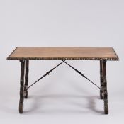 Renaissance Schreibtisch Wohl Spanien, 17/18. Jh. Nusbaum. Eisen. 79 x 147 x 83 cm. Best.