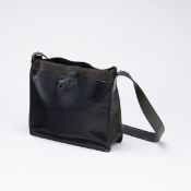 MIU MIU - Umhängetasche aus Glattleder in Olive und Schwarz