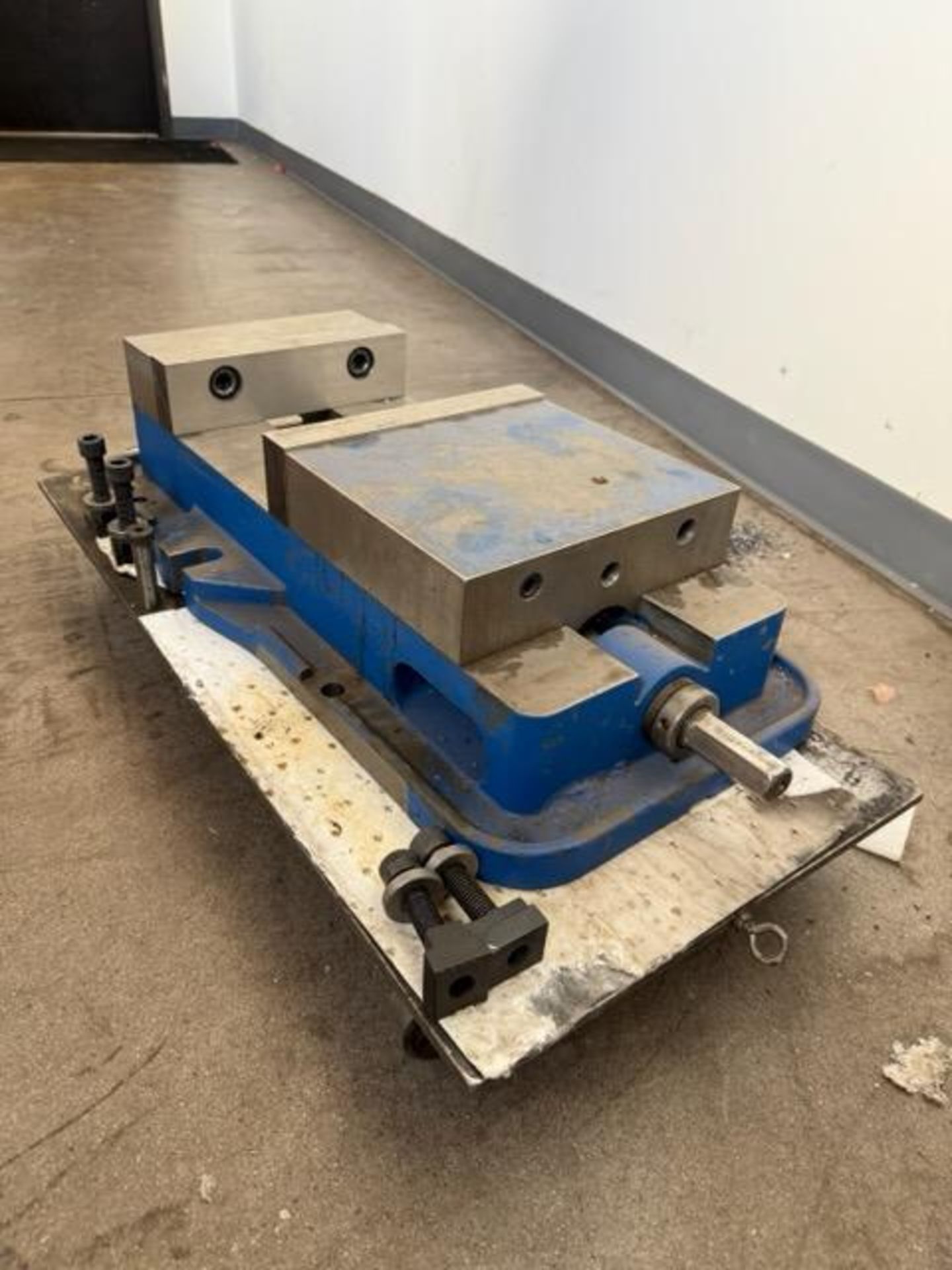 Kurt D100 Machine Vise: Single-Station, 10.0000" Jaw Width, 9-3/4" Jaw Opening, Stationary Base, - Image 3 of 4
