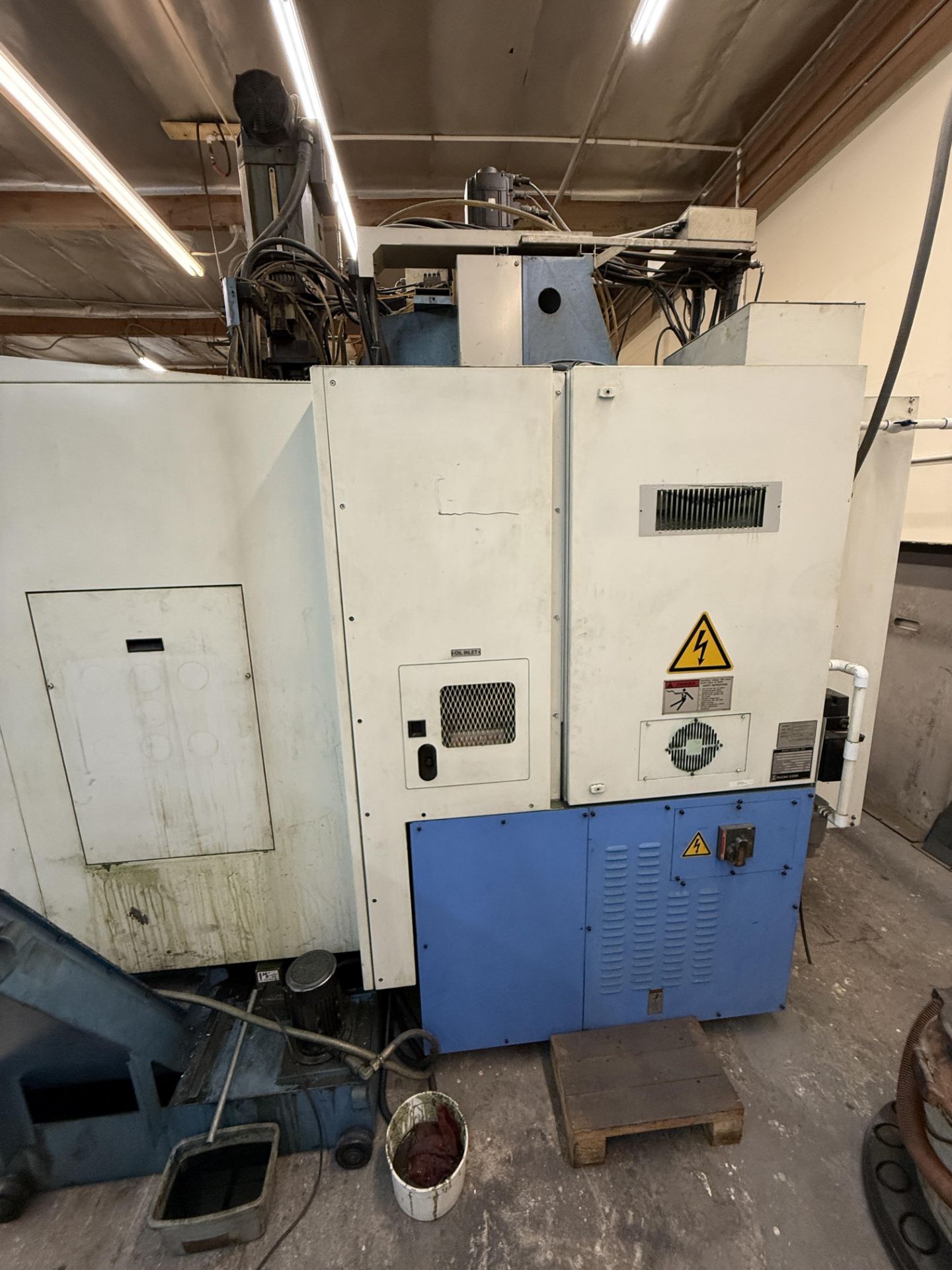 2001 Mazak VTC-200 Vertical Machining Center (Inoperable, Needs Gearbox), 50 Taper, Chip Conveyor, - Image 5 of 16