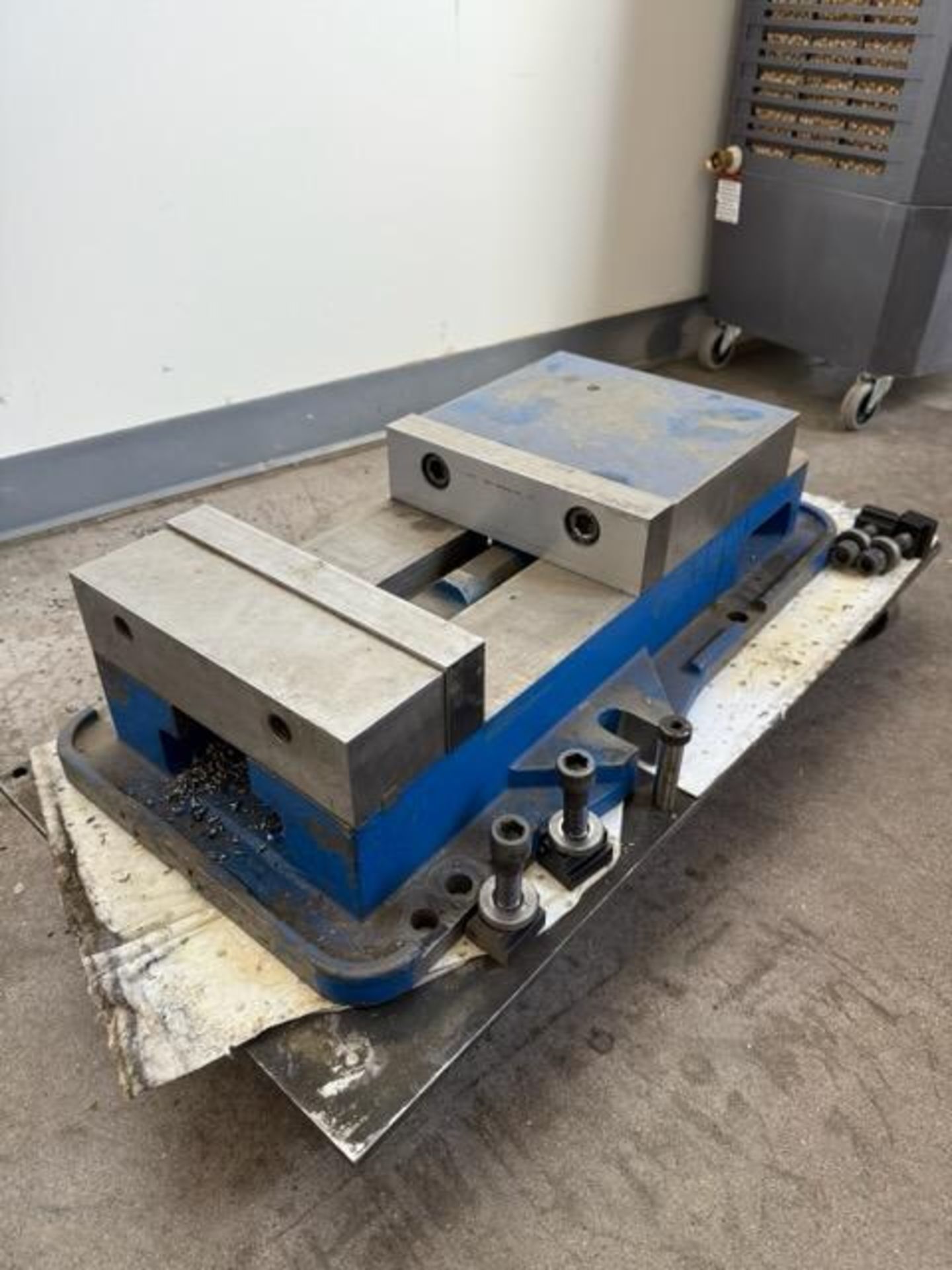 Kurt D100 Machine Vise: Single-Station, 10.0000" Jaw Width, 9-3/4" Jaw Opening, Stationary Base,