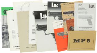 Konvolut von 12 Heften/ Bedienungsanleitungen zu verschiedenen Heckler & Koch Modellen