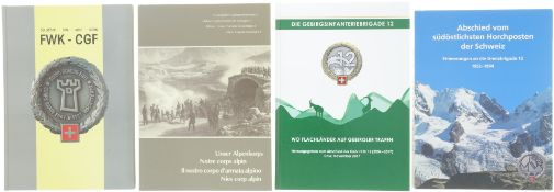 Konvolut von 4 Büchern zum Alpen- bzw. Gebirgs- und Festungskorps der Schweizer Armee