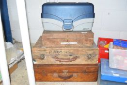 Set of 3 wooden palette carry cases and one further plastic one