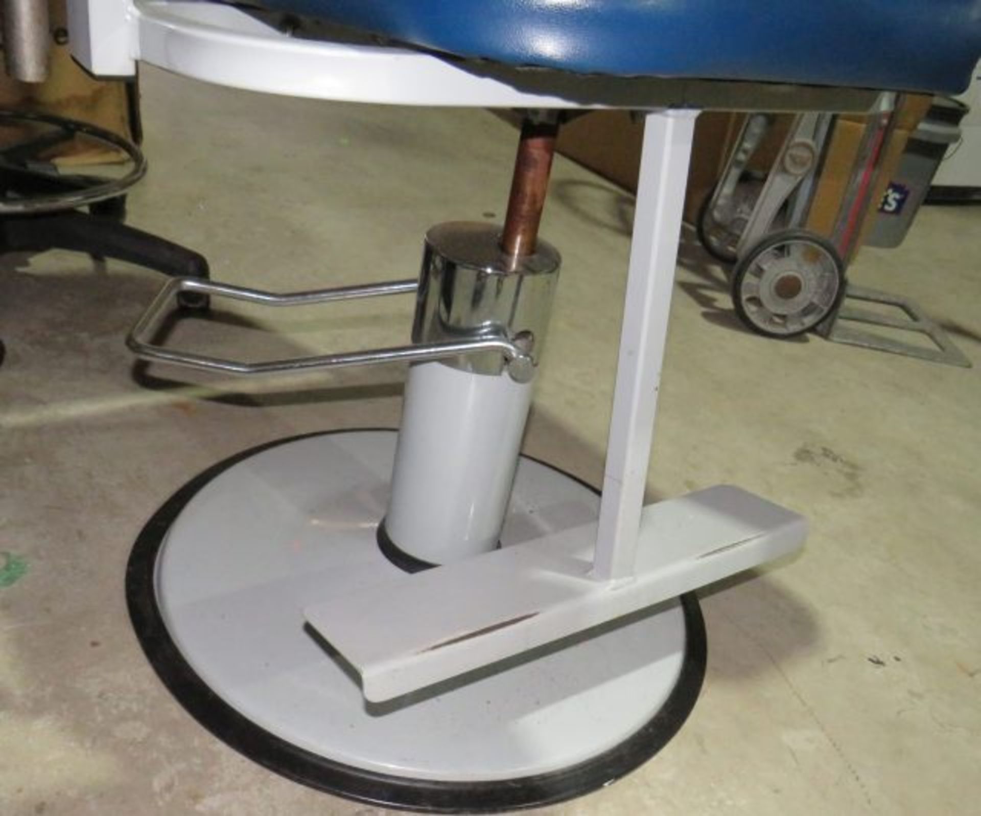 Phlebotomy chair like new with hydraulic height adjustment and swivel chair, adjustable height ar... - Image 2 of 2