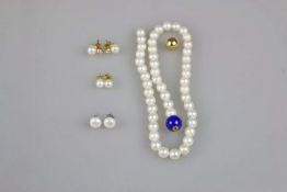 Perlschmuck-Konvolut, Collier und 3 Paar Ohrstecker