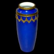 Porzellan-Vase mit Messingmontur