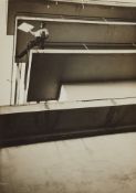 T. Lux Feininger, Xanti Schawinsky auf einem Balkon des Atelierhauses