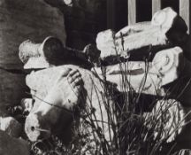 Herbert List, Ionische Säulenkapitelle und Fuss einer Statue, Eleusis