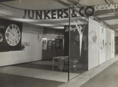 Cami Stone, Eingang zur Ausstellungskoje, Dessau