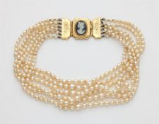 Perlenhalsband mit Kameenschließe