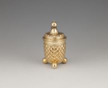 Deckelbecher mit Diamantbuckeln