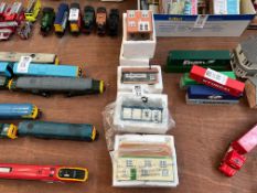 4X ASSORTED MODEL TRAIN BUILDINGS INC. HORNBY & BACHMANN