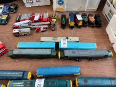 5X ASSORTED MODEL TRAIN CARRIAGES INC. HORNBY, TRI-ANG & JOEUF