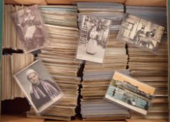 Postcards, a large collection of over 2500 cards. Mostly a mixture of UK and foreign