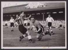 Football autograph, George Robledo, Newcastle, b/w action photograph from match v Fulham 1949/50
