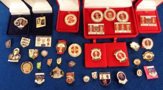 Football badges, a selection of 35+ enamel badges inc. Chelsea, Manchester Utd, Arsenal,
