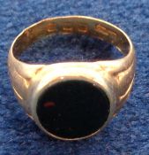 Gold, an 18ct gold signet ring with central blood stone. Overall weight 7g