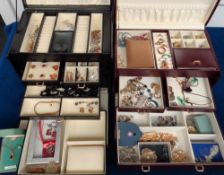 Jewellery, approx. 120 items of pretty costume jewellery with a small amount of gold (approx. 2.