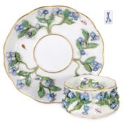 Kleines Deckelgefäß mit Unterteller, MEISSEN 19.Jhd., signiert mit Knaufschwertern, polychrom ...